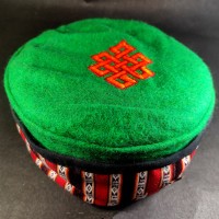 himalayan-eternal-knot-embroidered-green-round-unisex-adult-sherpa-cap-hat-tibet-nepal